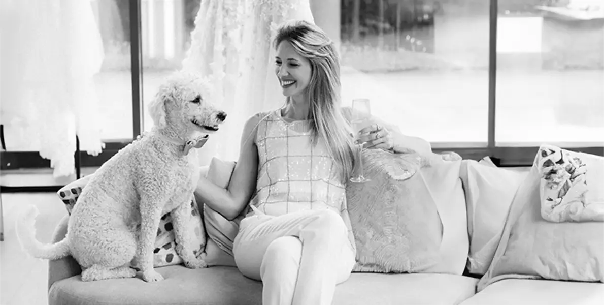 Kerstin Alber von rosabridalfashion sitzt mit Hund Benni auf dem Sofa